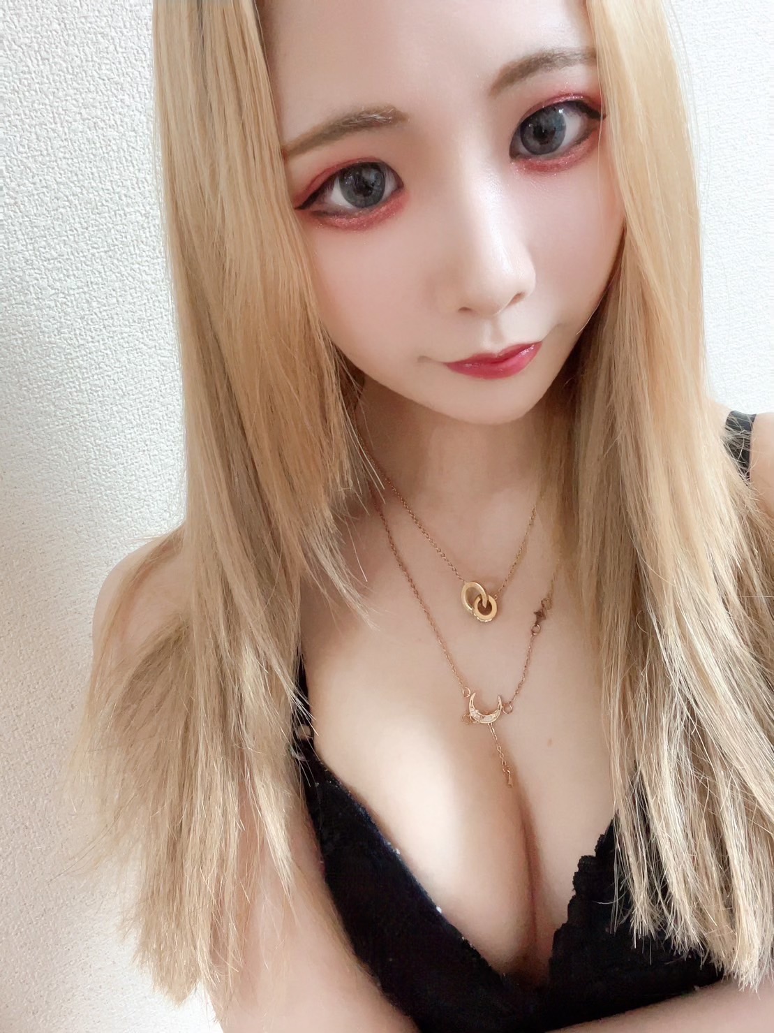 しおり  (現役キャバ嬢19才)