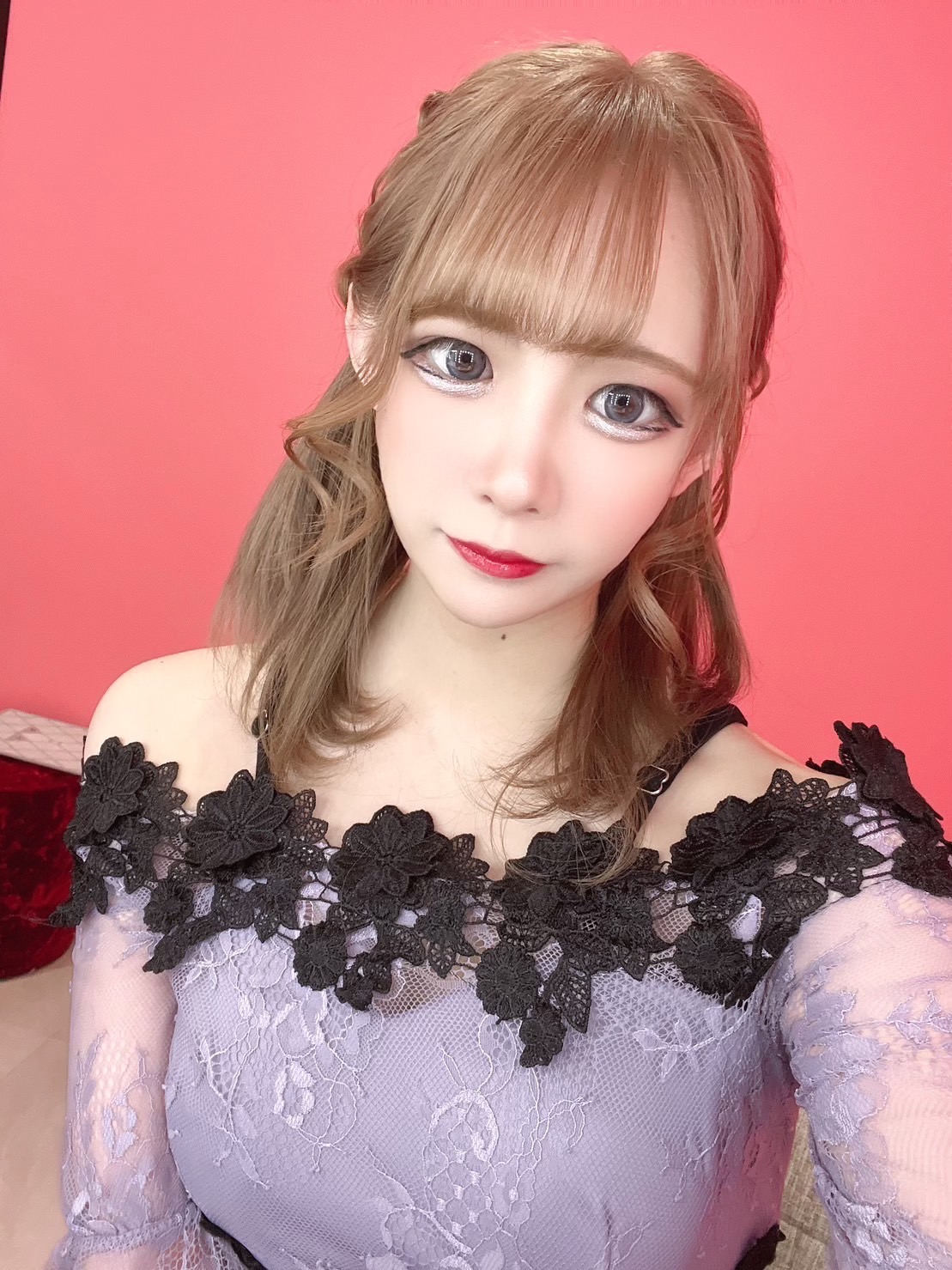 しおり  (現役キャバ嬢19才)