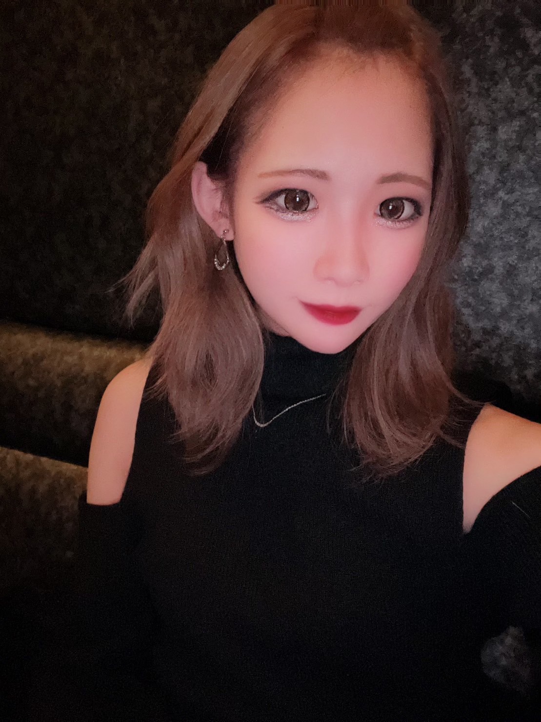 しおり  (現役キャバ嬢19才)