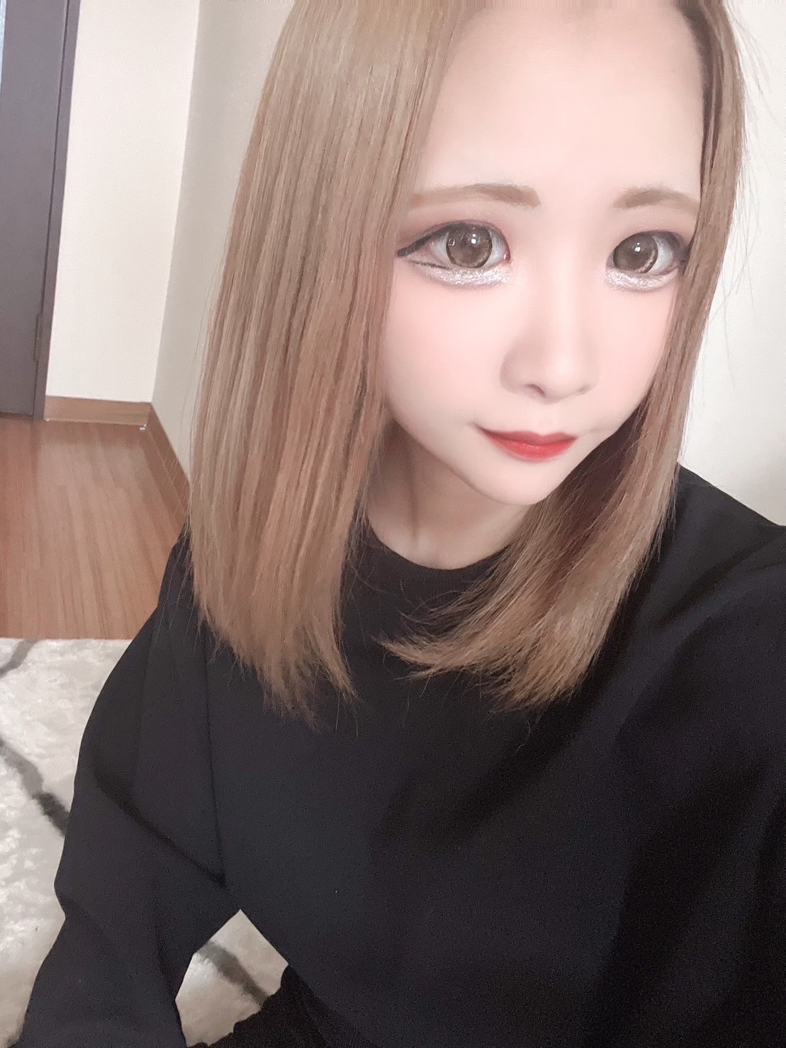 しおり  (現役キャバ嬢19才)