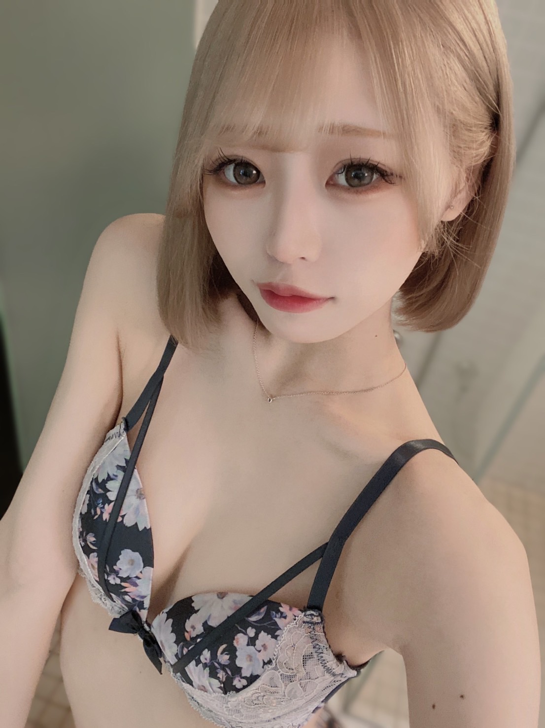 より  (最高峰ぱいぱん美女)