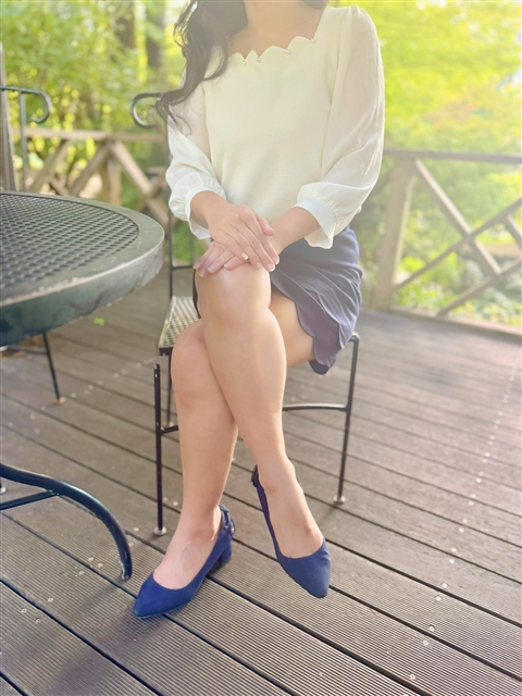 夏綺  (艶めきの黒髪美熟女)