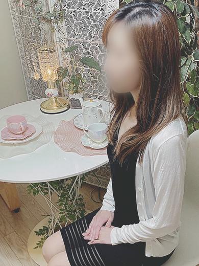 由真  (魅力的笑顔の細身奥様)