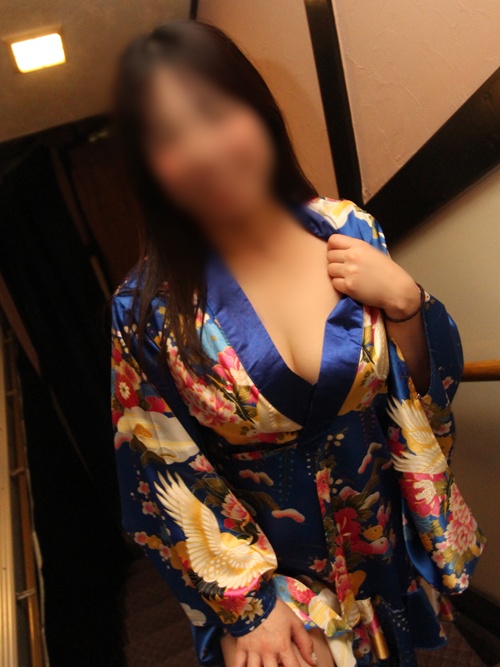 あやみ  (妖艶素人人妻)