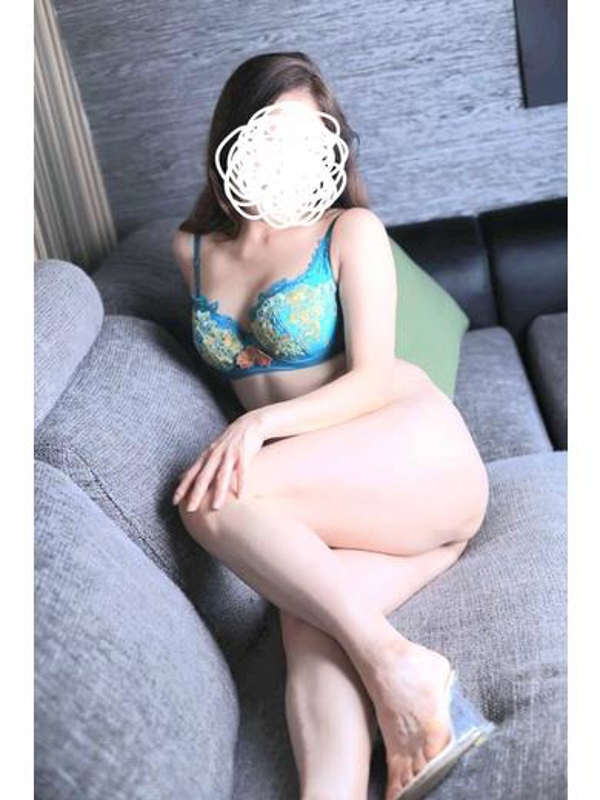 ゆんひ  (色白美人の素人奥様)