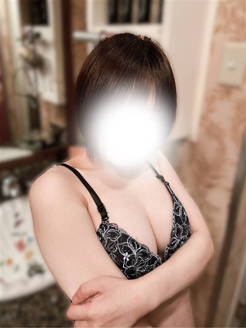 えみ  (スレンダG乳素人20歳)