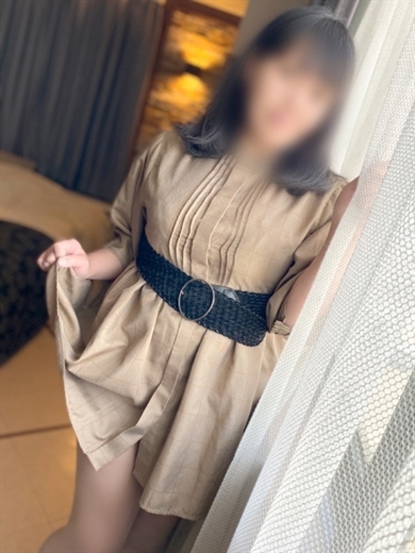 乙葉  (癒し系巨乳の新人若妻)