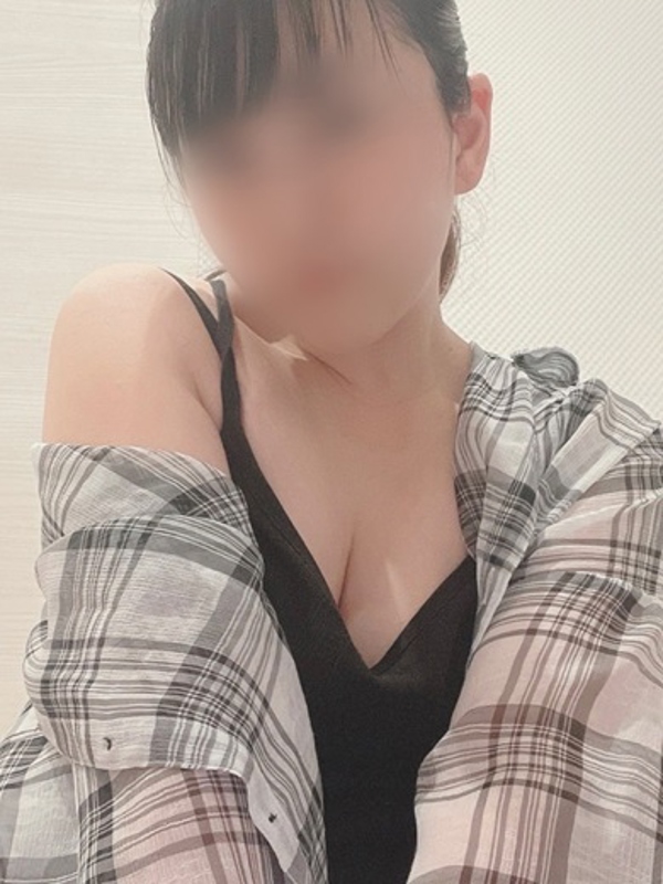 知奈  (小柄で受身好き人妻)