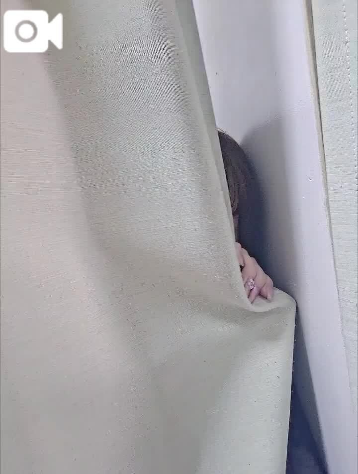 カーテンで遊び出す。