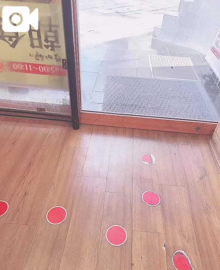 動画&#128249;なか卯にておパンティチェック！