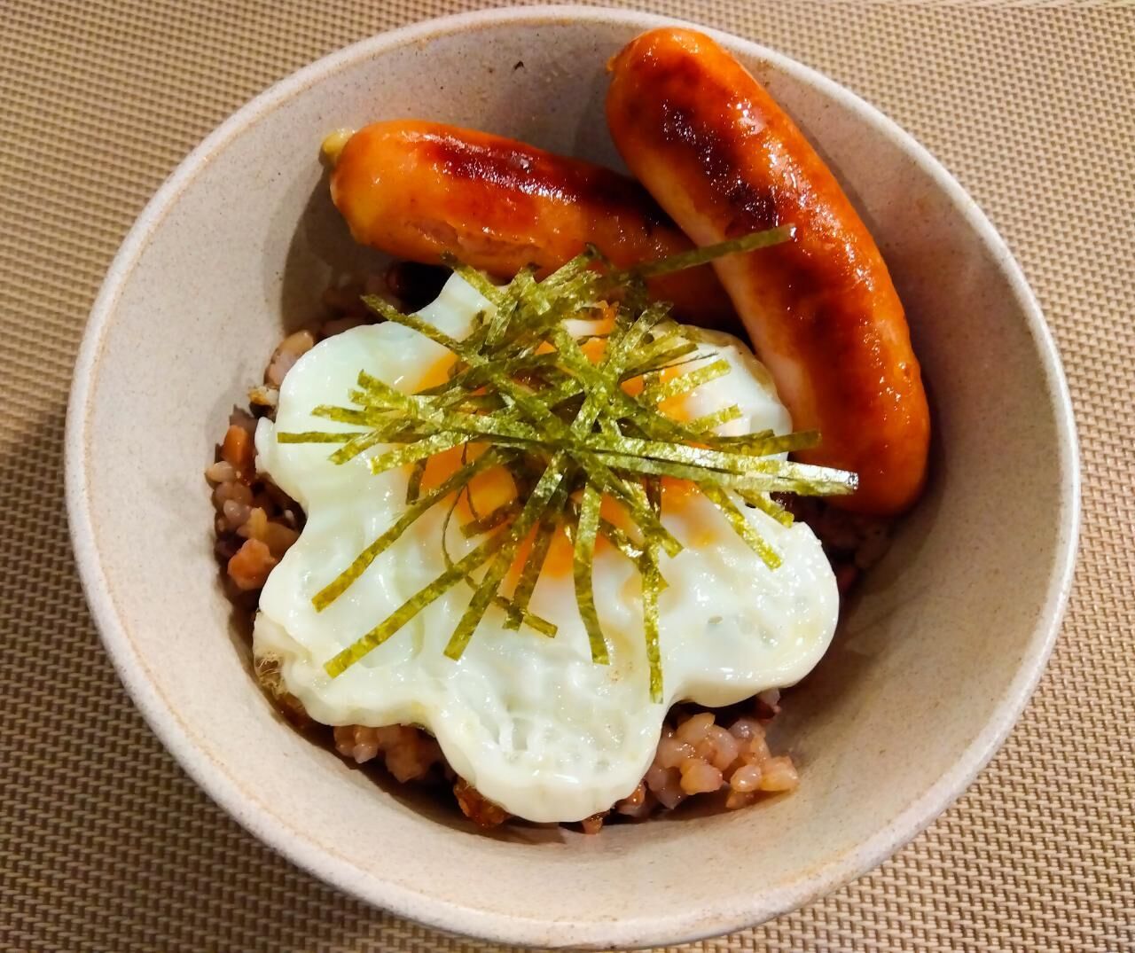 「映(ば)えない飯」通称→「目玉焼き(半熟)丼」を教えてもらいました♪(笑)あみ家は、三十穀米だからなお映えない..家だと地味飯が好きです。地味飯共感できる人うれしーい（笑）てか、雷やば、、、