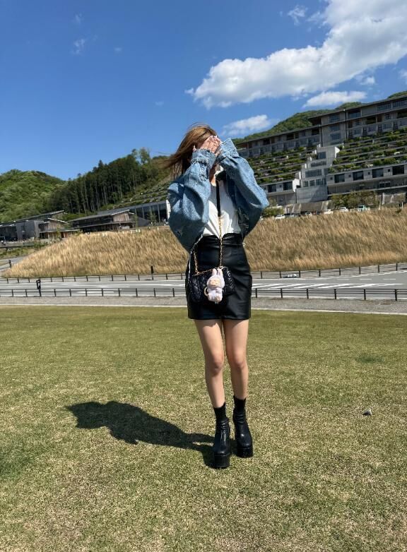 &#9825; 強風に吹かれる女さん