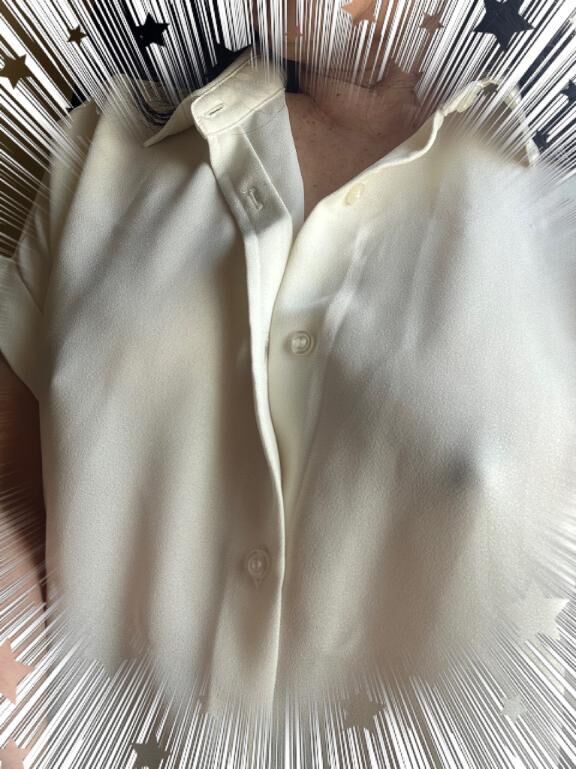 奥さん、乳首勃ってますよ！