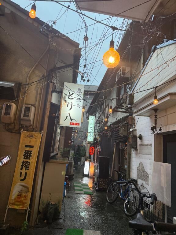 この奥に