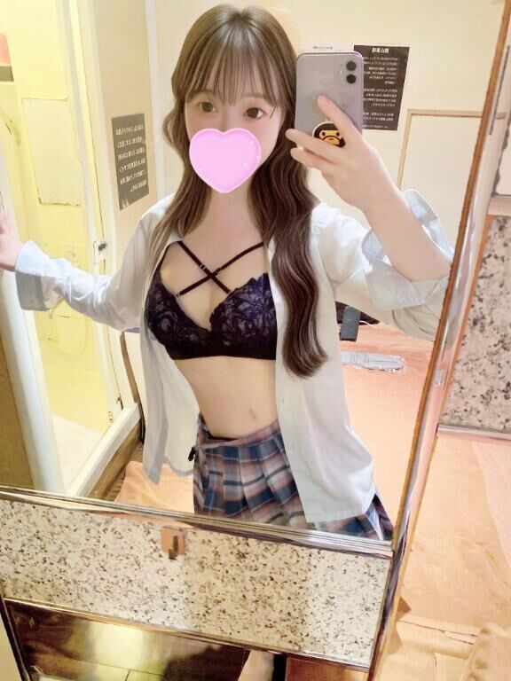 はだけた肌が…