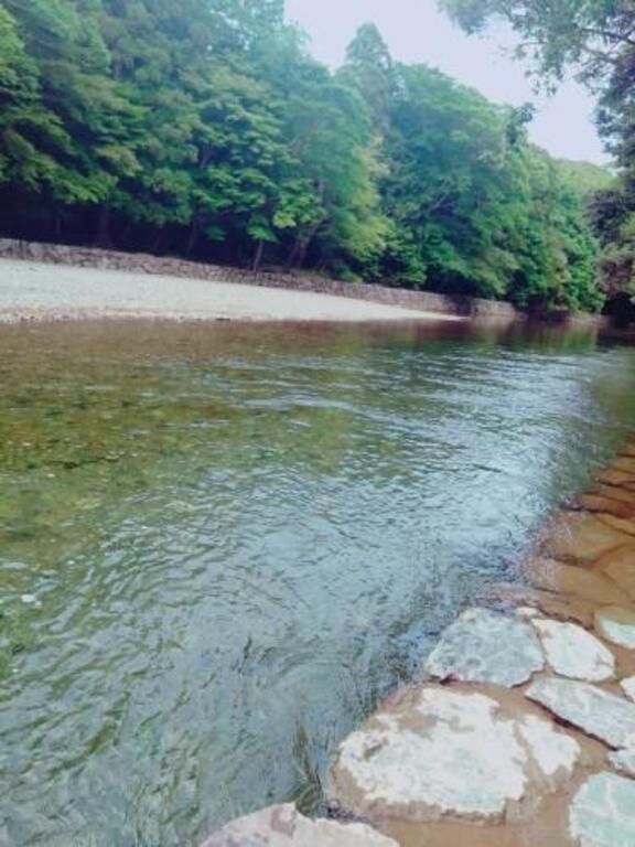 内宮に流れる五十鈴川のせせらぎは癒しのオアシス