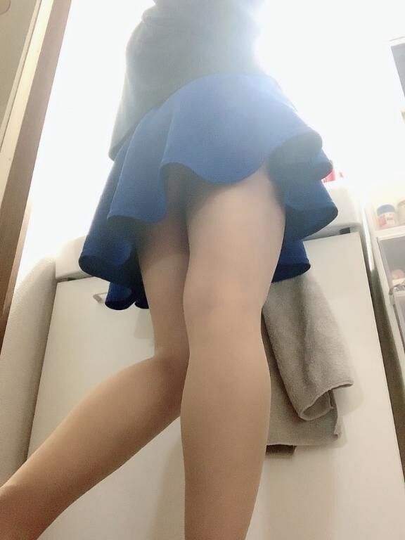 履いて……る？