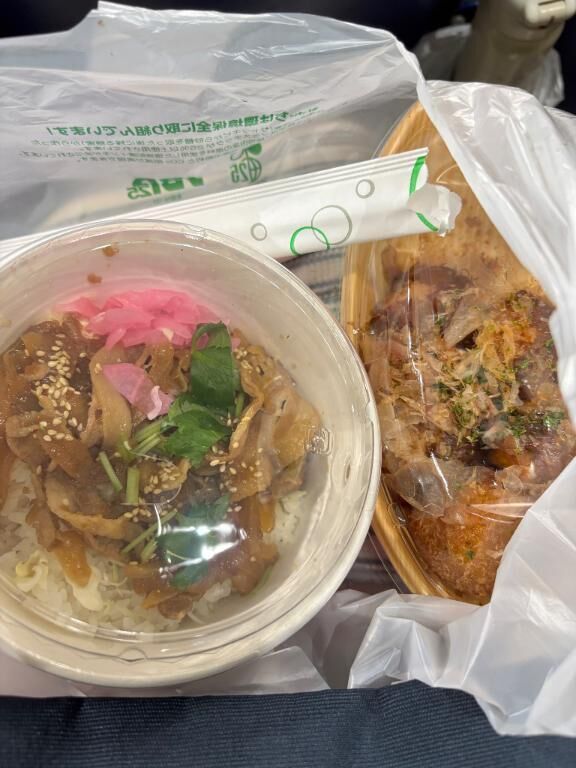 豚丼とたこ焼き着いてすぐ食べた