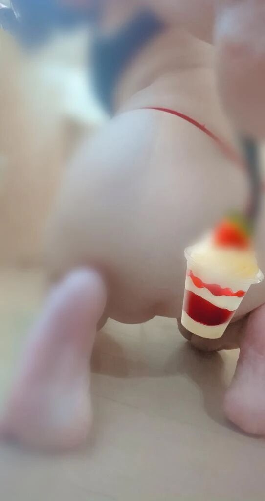 下着はマイクロビキニ