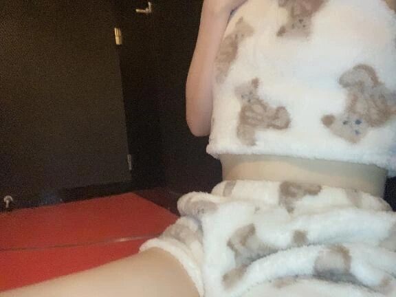 お家デートでこれ着てる彼女、どう思いますか？