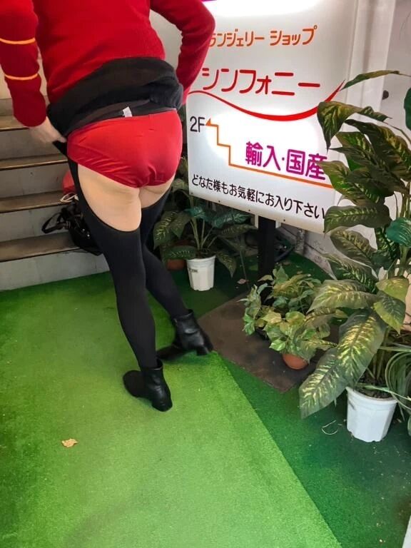こんにちは(^0_0^)アダルト下着屋さんへ行くのが好きな私なの。