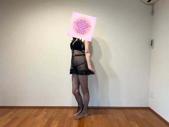 アソコをバンバン見せながらエロサービス。