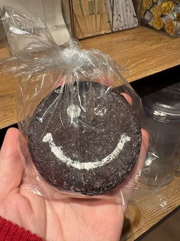 見つめられると