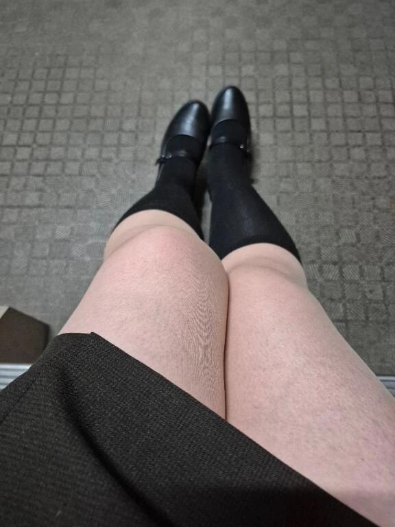 ベージュストッキングに黒のハイソックス！