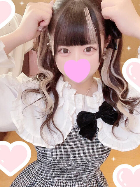 男女が二人でソファ