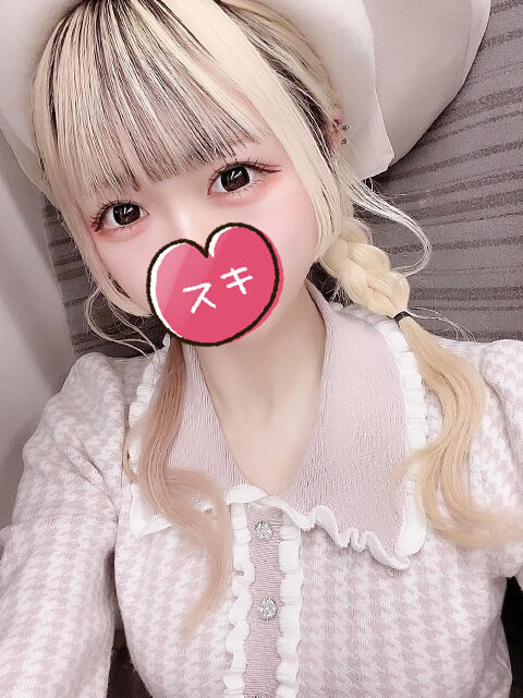 風がすごくてスカートが