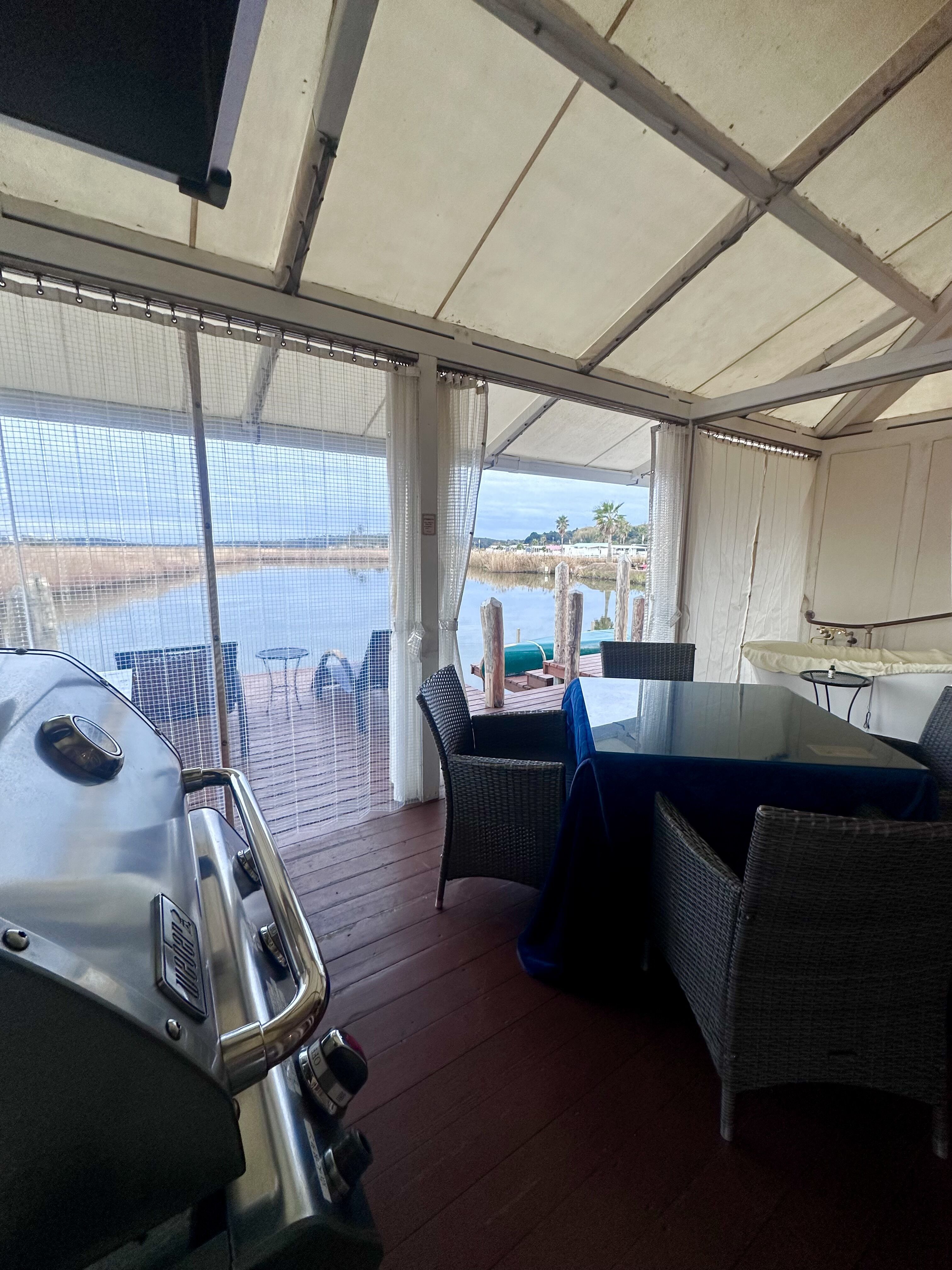 外のテラスでBBQ