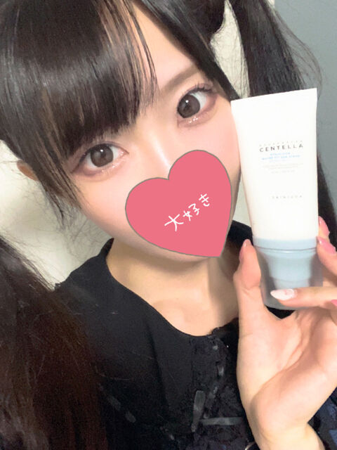 スカートの中へ手を伸ばし