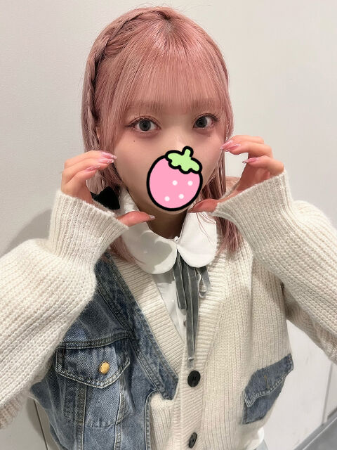 背中を優しく触られるとビンビン感じちゃいます