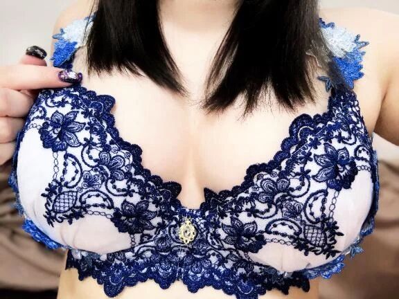 雨に降られし女