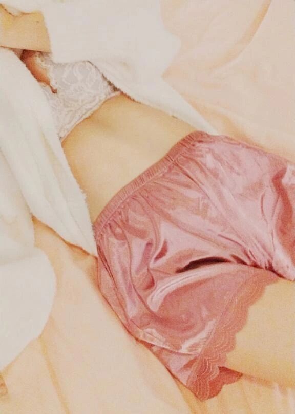 毛布の中でモゾモゾ∩ -ω- )ᶻ 헓 ఁ &middot; .