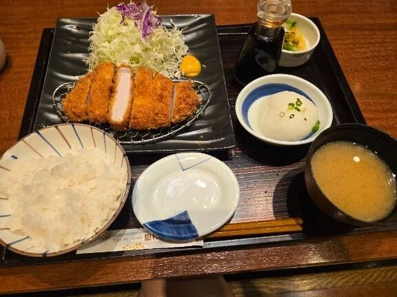 映画の前に…安定のとんかつ✨