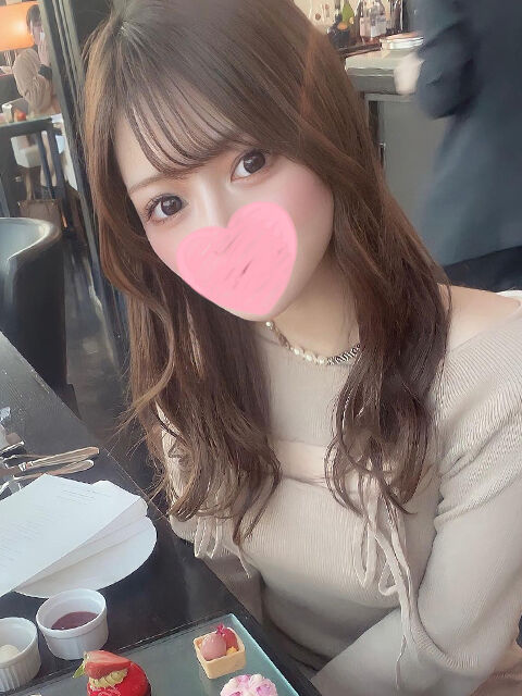 壁に押し付けられて