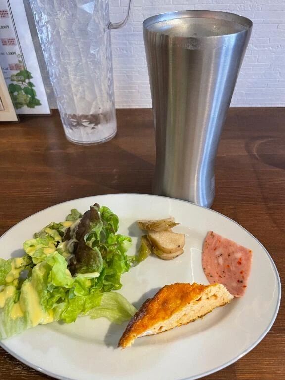 テレビも何も無いお部屋なので