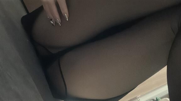 我慢してます…