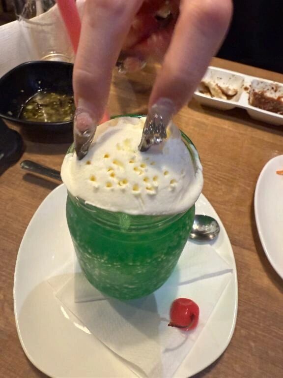 メロンソーダに爪の痕