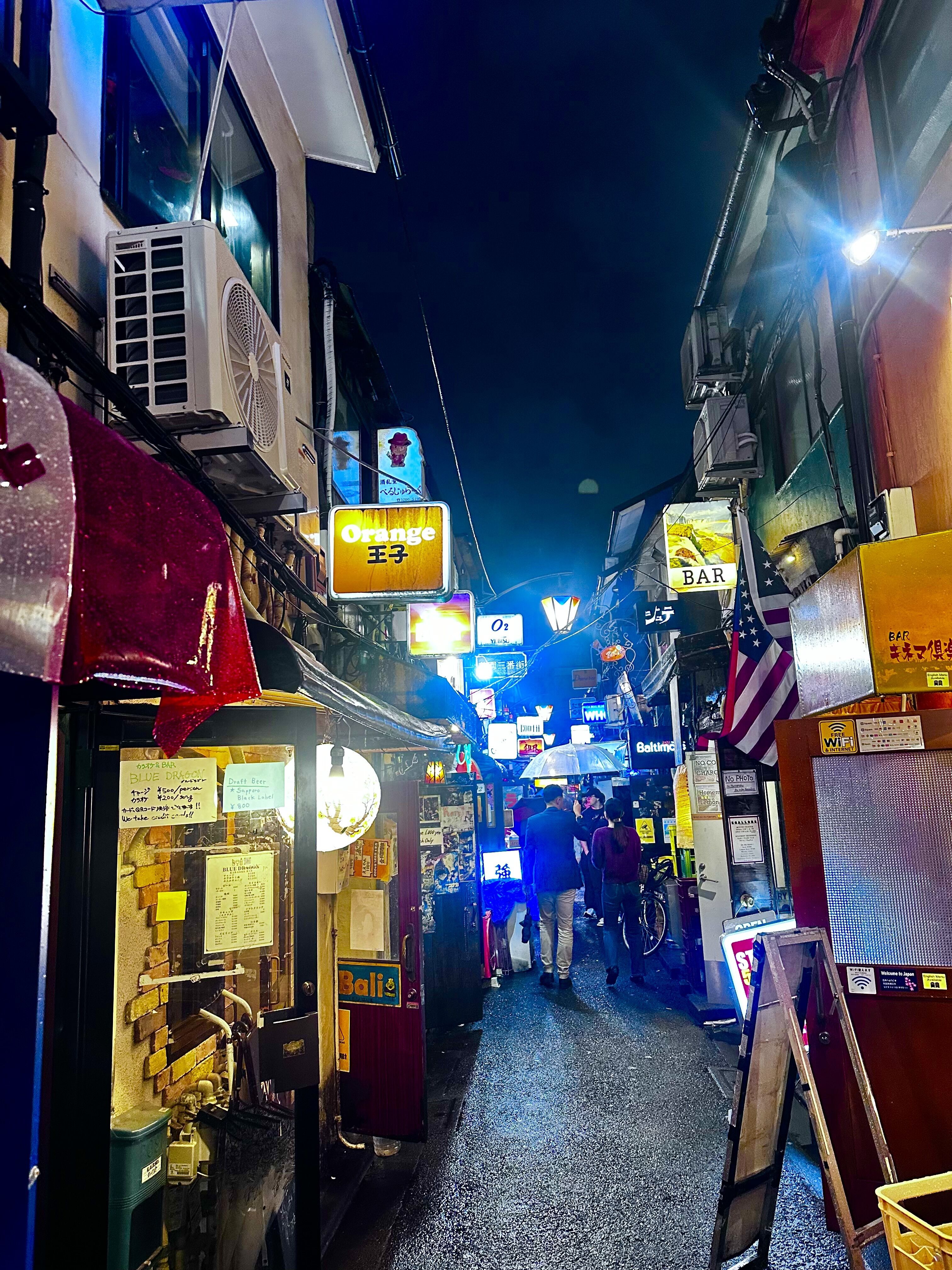 夜の新宿のゴールデン街