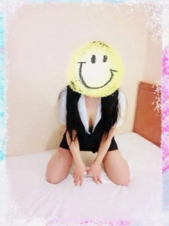 優しく乳首を舐めて